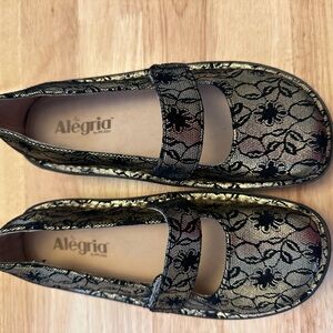 Alegria Women's Black and Gold Lace Flats